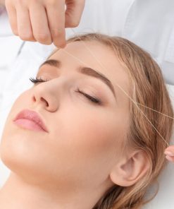 Depilaçao Sobrancelhas a Linha, Menina a fazer depilaçao a linha