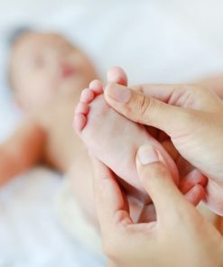 Massagem a pé de bebé