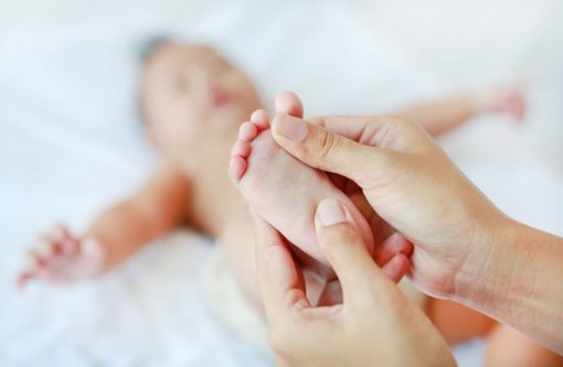 Massagem a pé de bebé